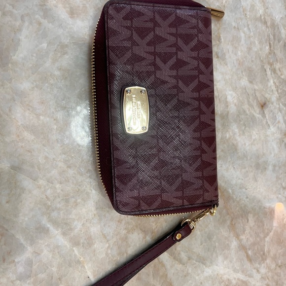 M Kors NWOT Merlot purple monogram Wristlet Wallet - Picture 2 of 12